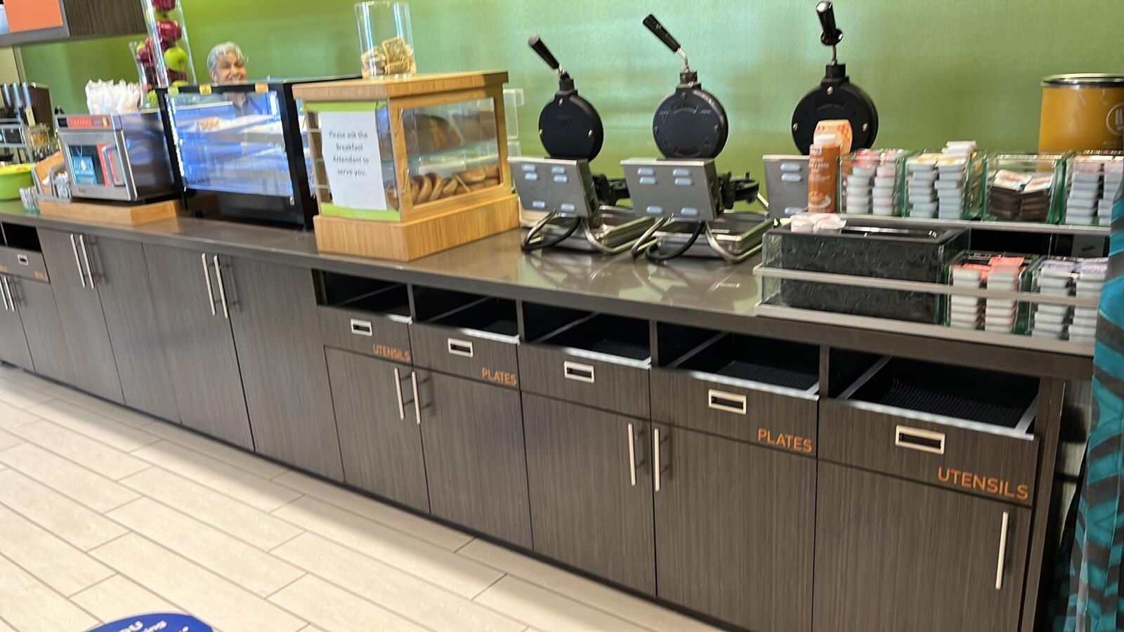 Das ist das beworbene große Frühstücksbuffet, im übrigen stehen nur sehr wenig Plätze zur Verfügung.