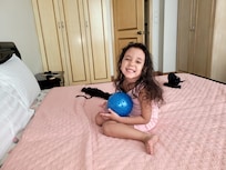 Little Fermina love the bed