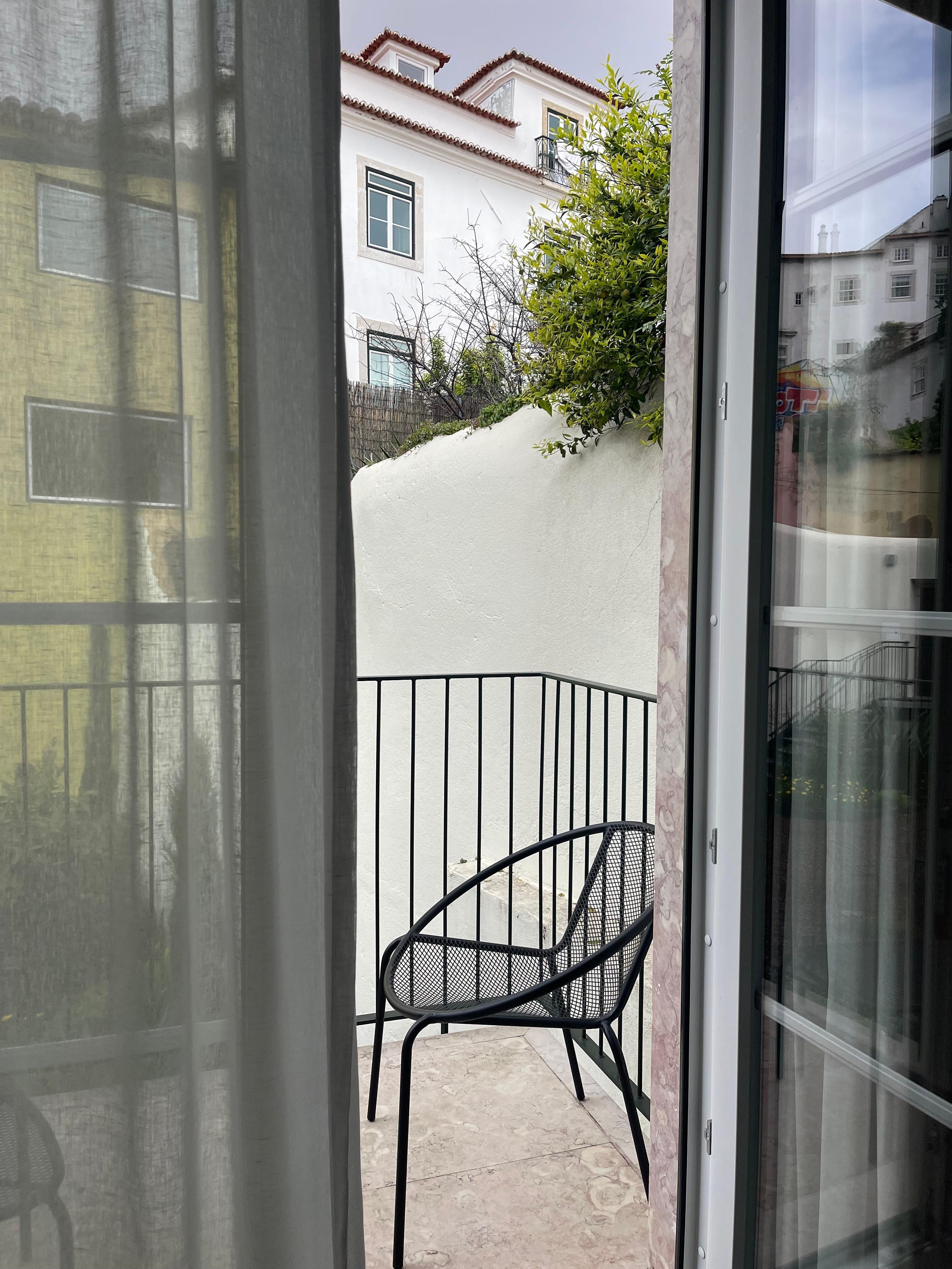 Koselig balkong ut mot velholdt bakgårf