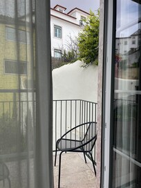 Koselig balkong ut mot velholdt bakgårf