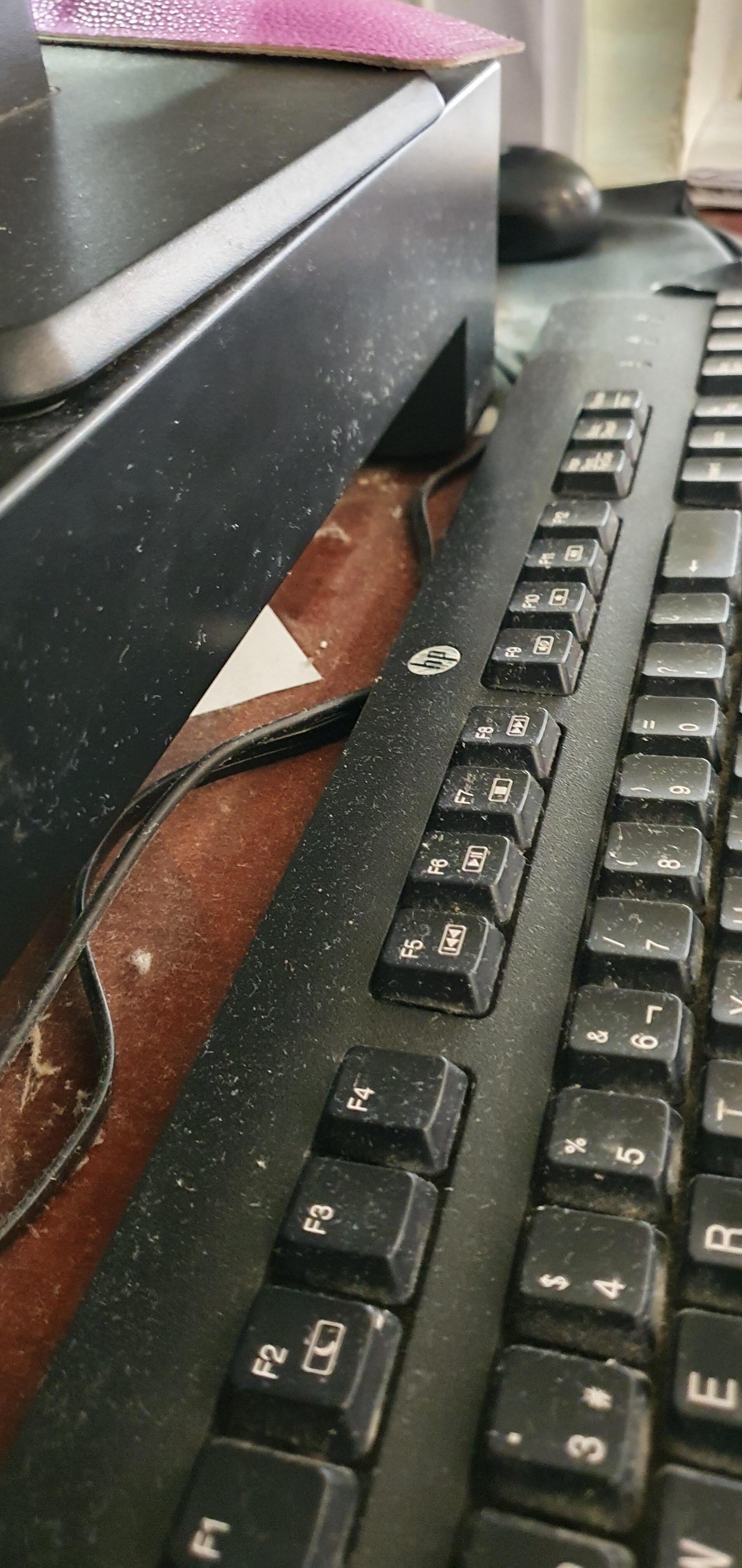 Tangentbord i frukostmatsalensom personalen använder, så otroligt smutsigt.