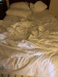 Cama twin y no queen como dice la descripción del cuarto