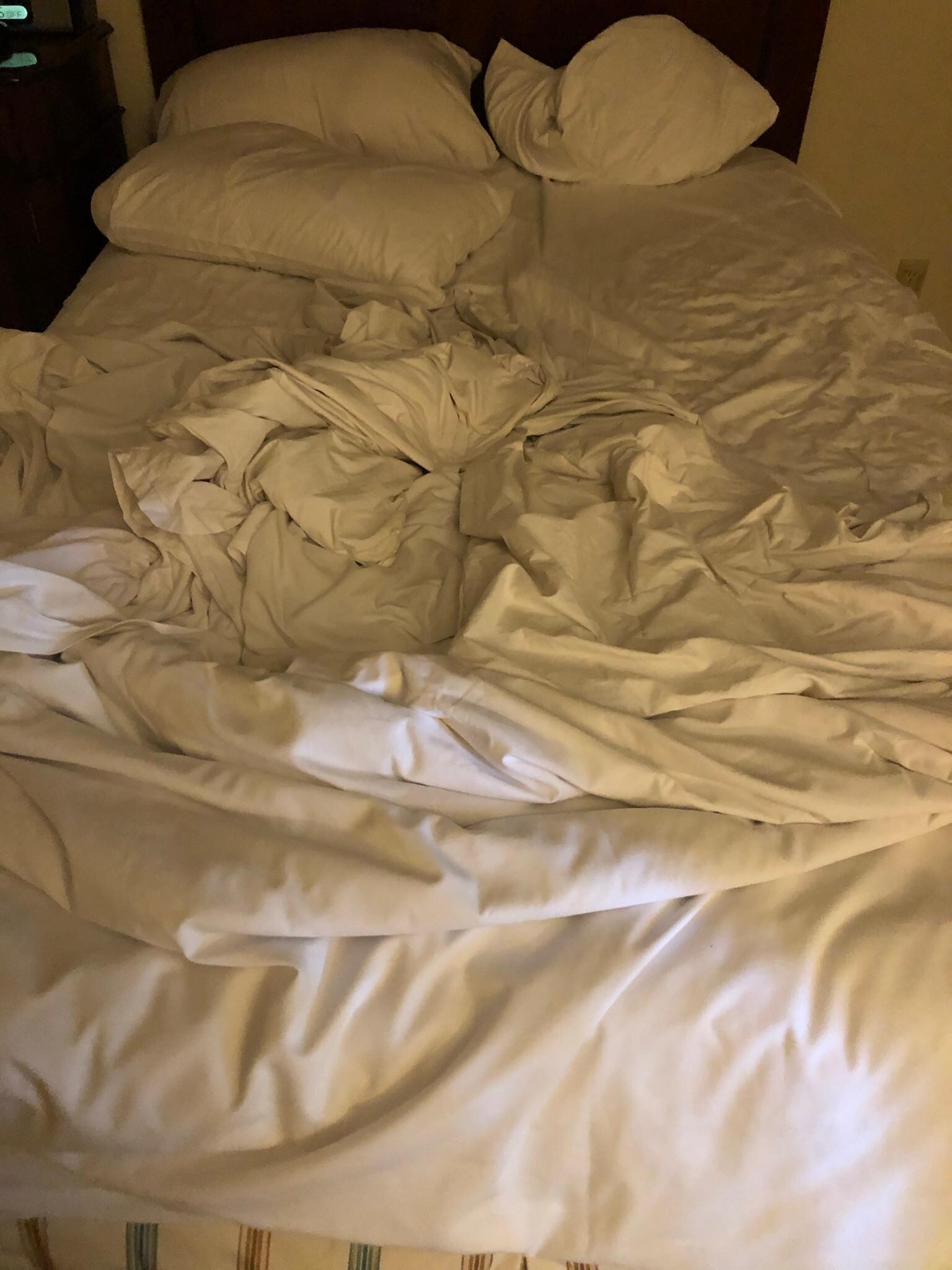 Cama twin y no queen como dice la descripción del cuarto
