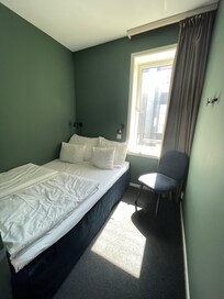 Habitación triple y este espacio es igual en la doble y en la sencilla (pero con cama individual).