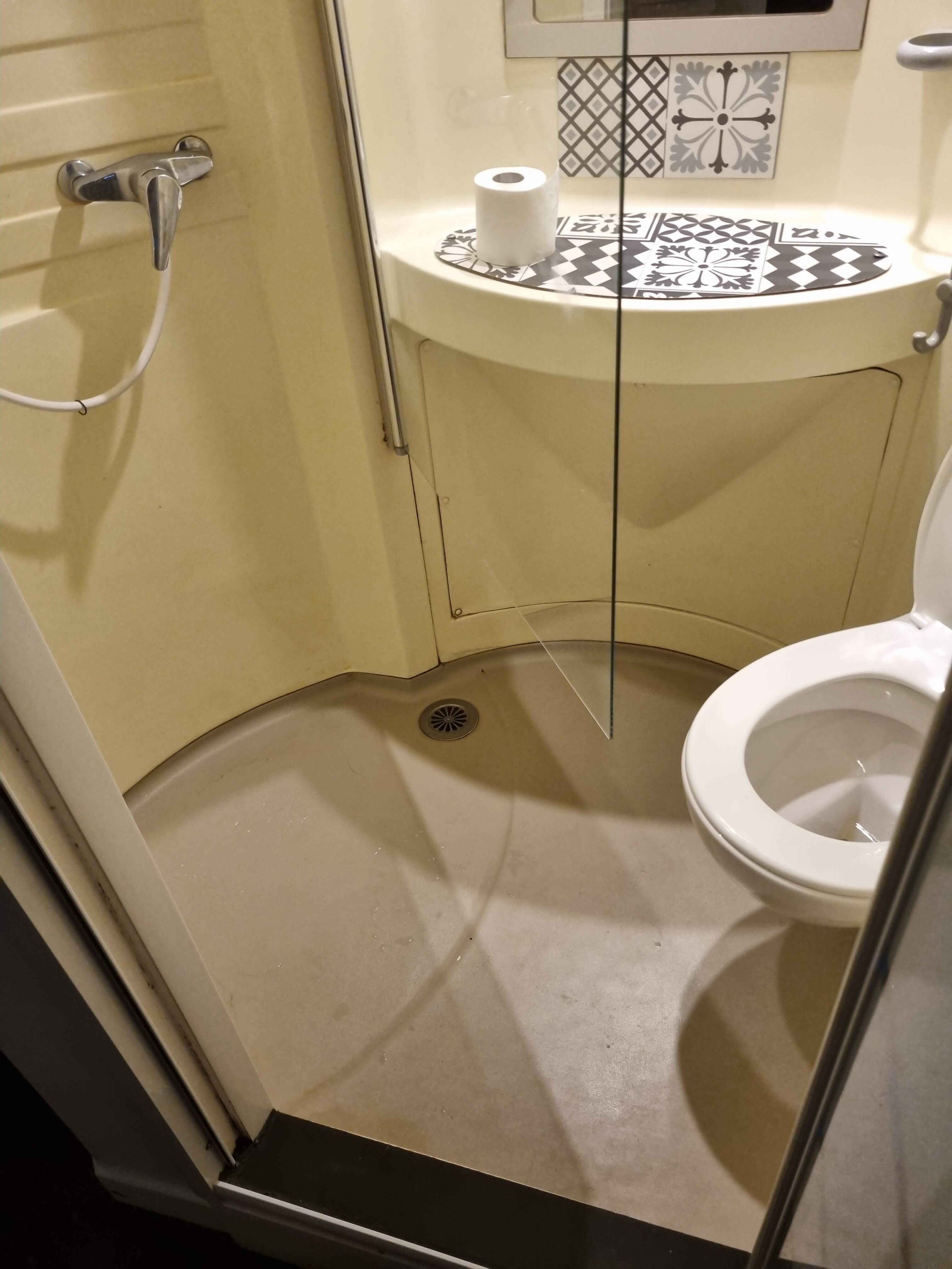 Chouette! On peut se laver les pieds en étant sur le trône! 