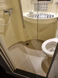 Chouette! On peut se laver les pieds en étant sur le trône!