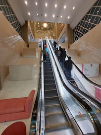 L'impressionnant escalator qui mène à la réception.