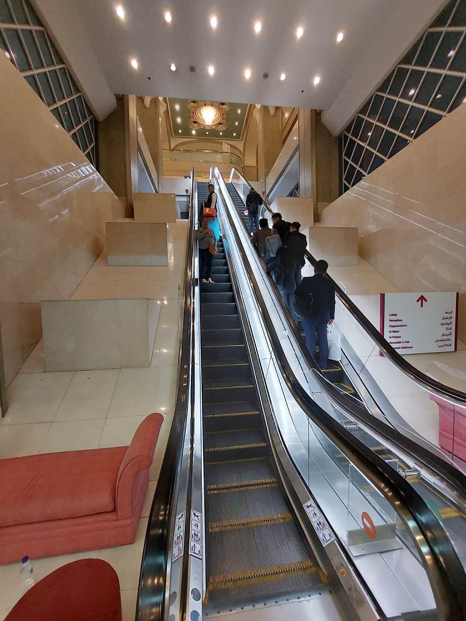 L'impressionnant escalator qui mène à la réception.