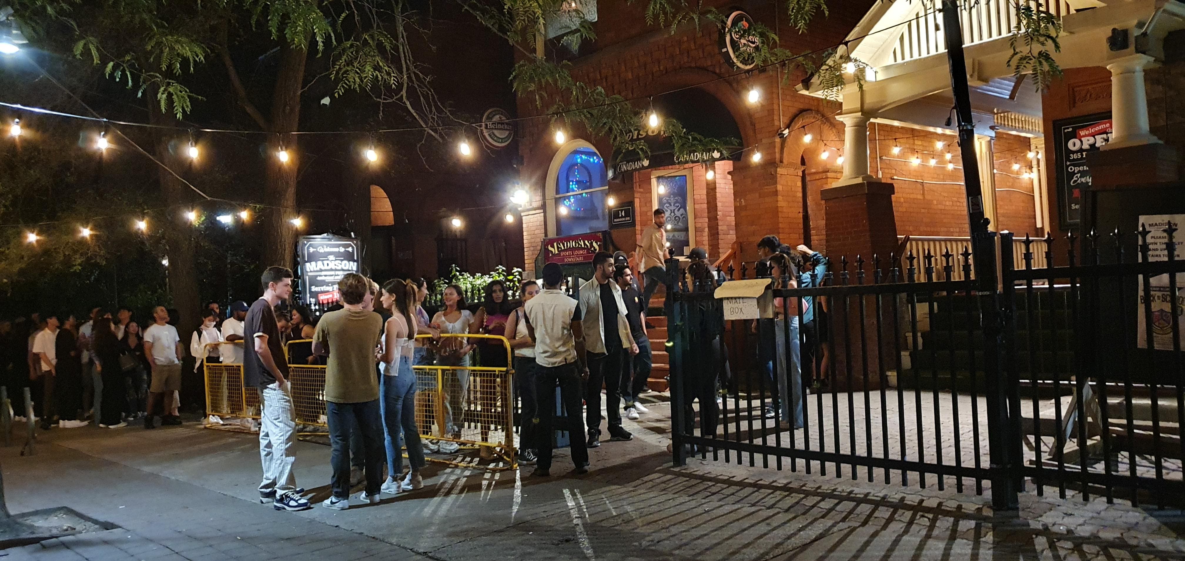 Fila para entrar na balada .