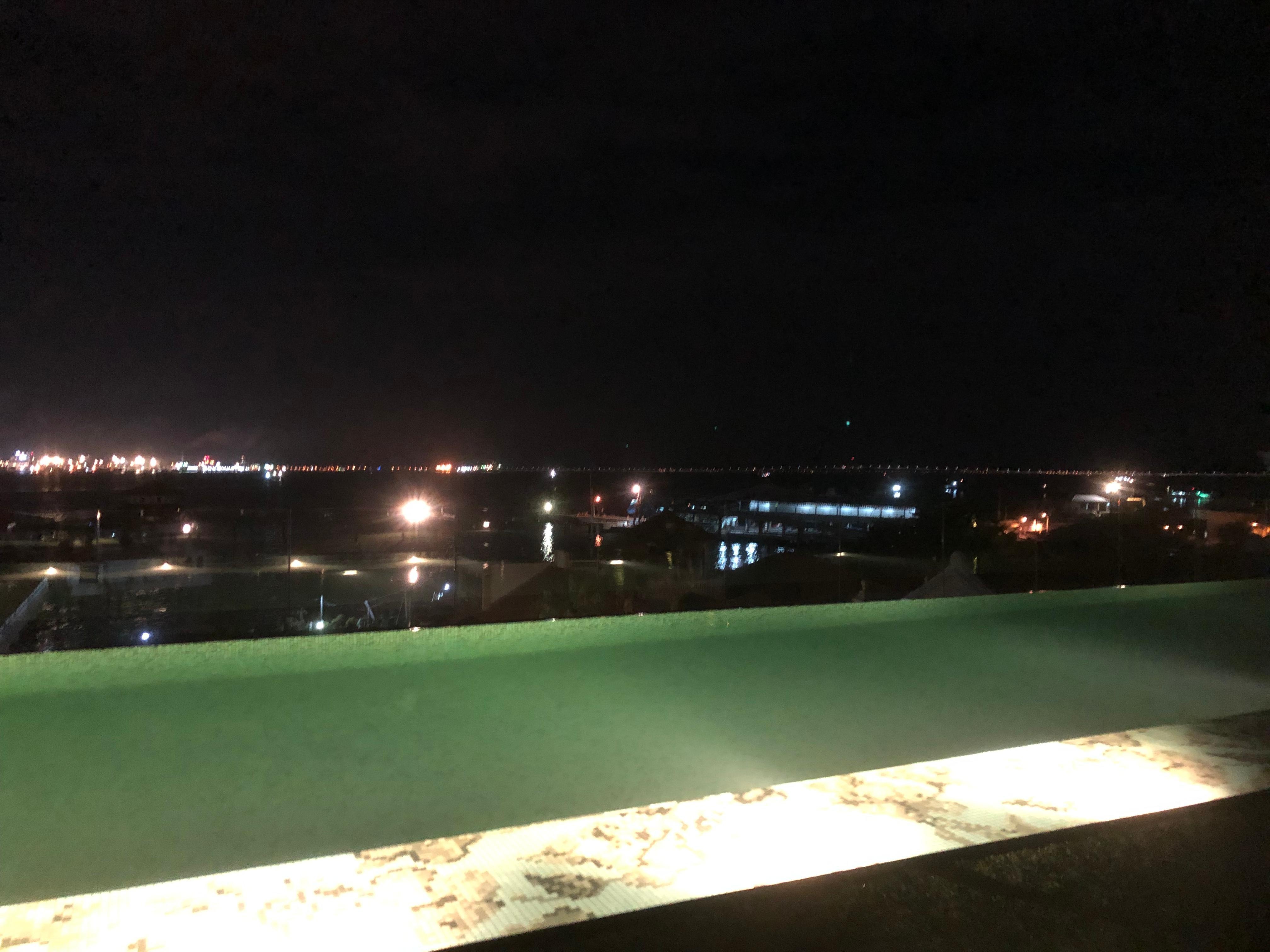 Från takterrassen med infinity pool på natten