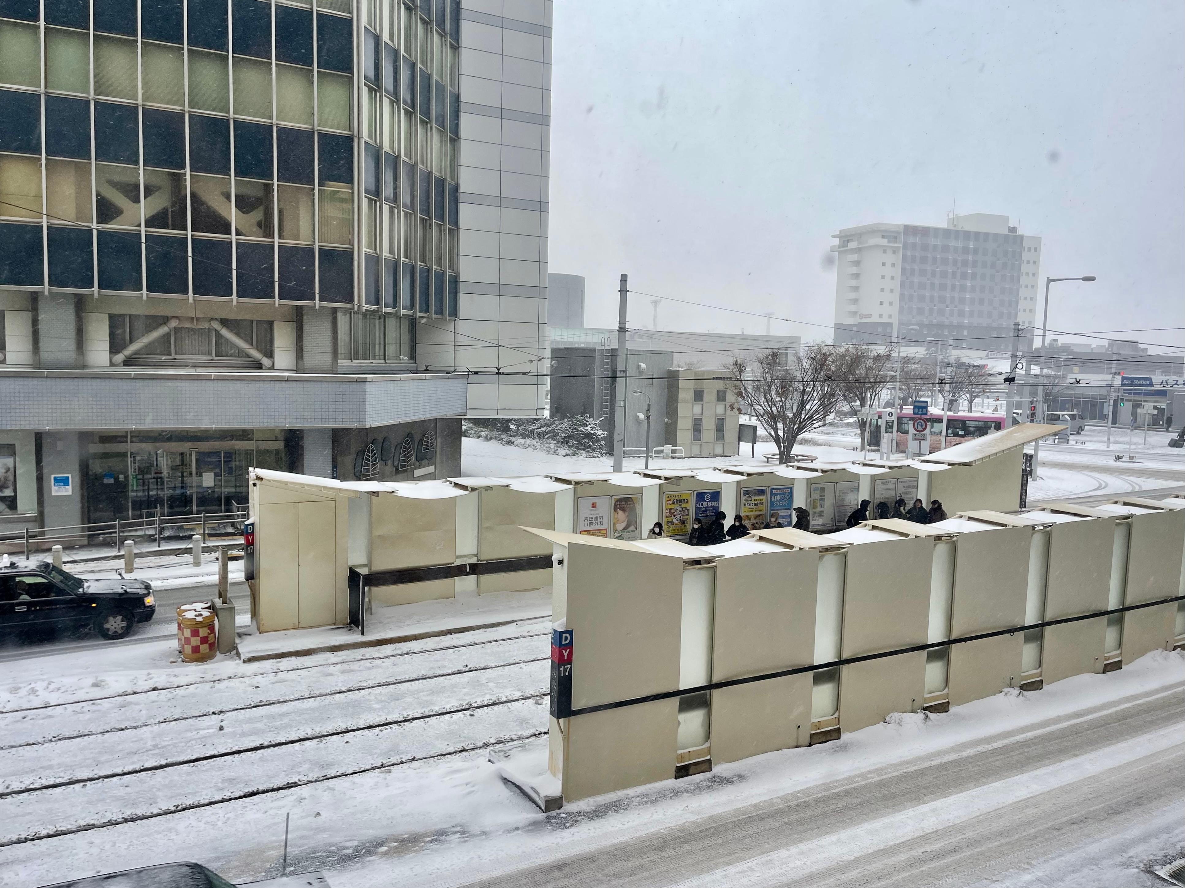 電車站，從酒店走廊影出去，超級近