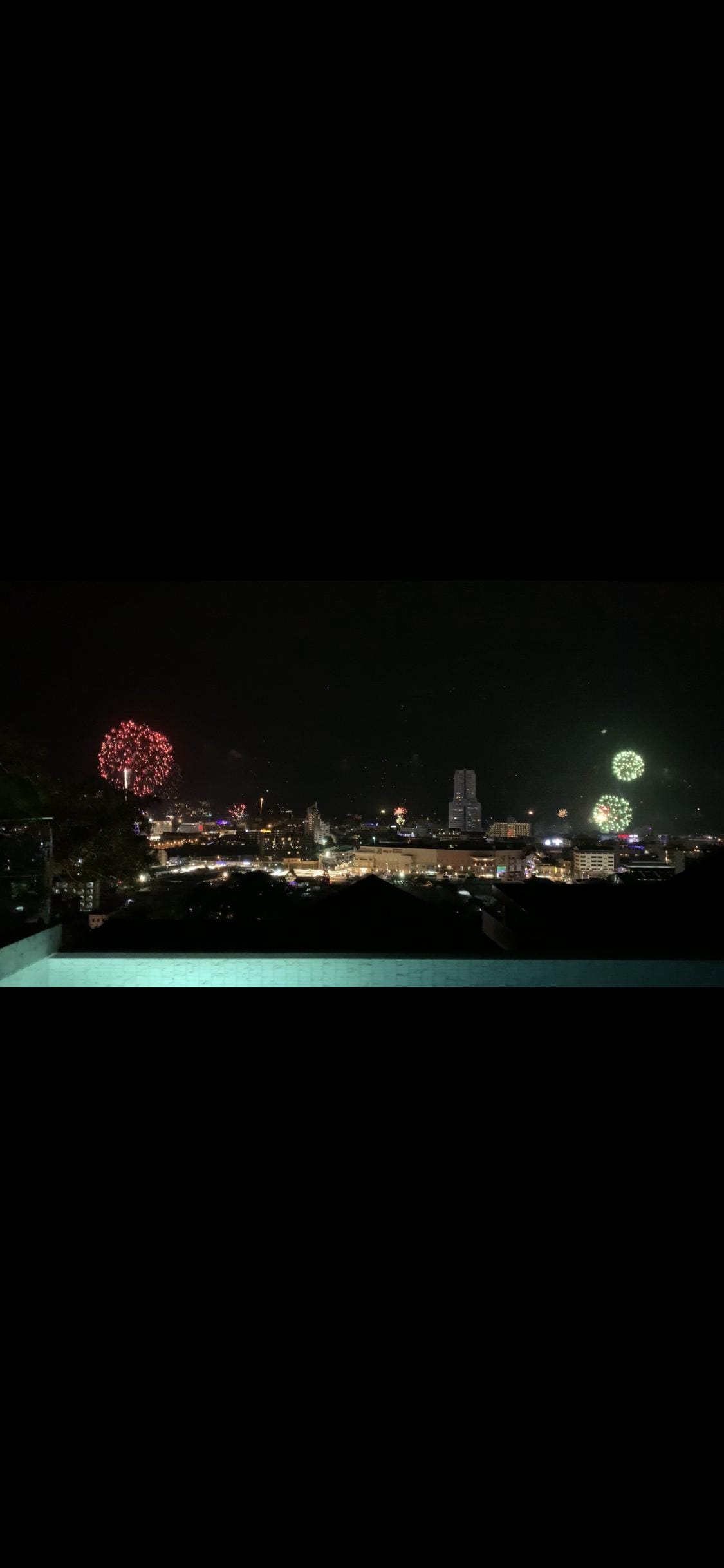 ヴィラのプールの先に見えたカウントダウンの夜景と花火