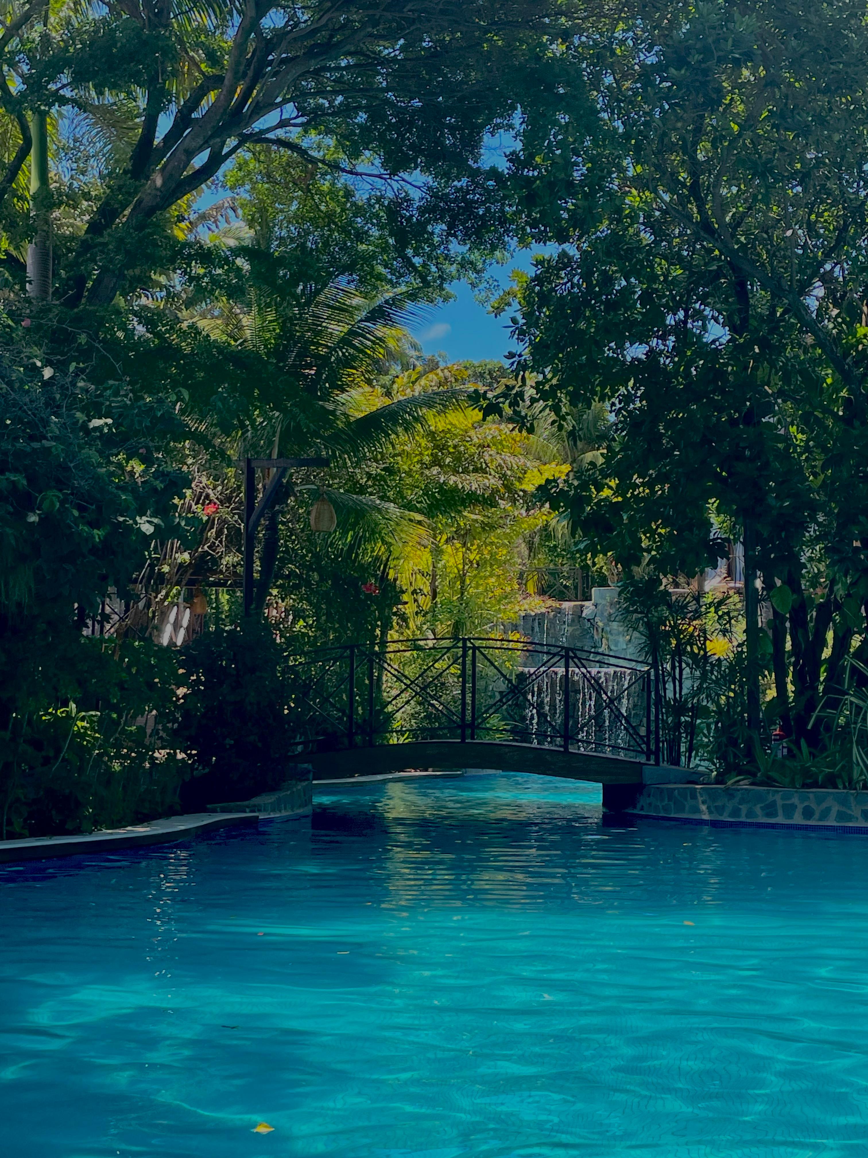 Piscina ao lado dos chalés 