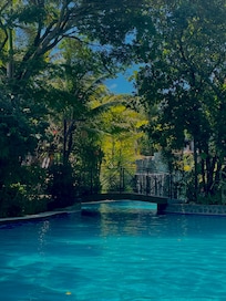 Piscina ao lado dos chalés