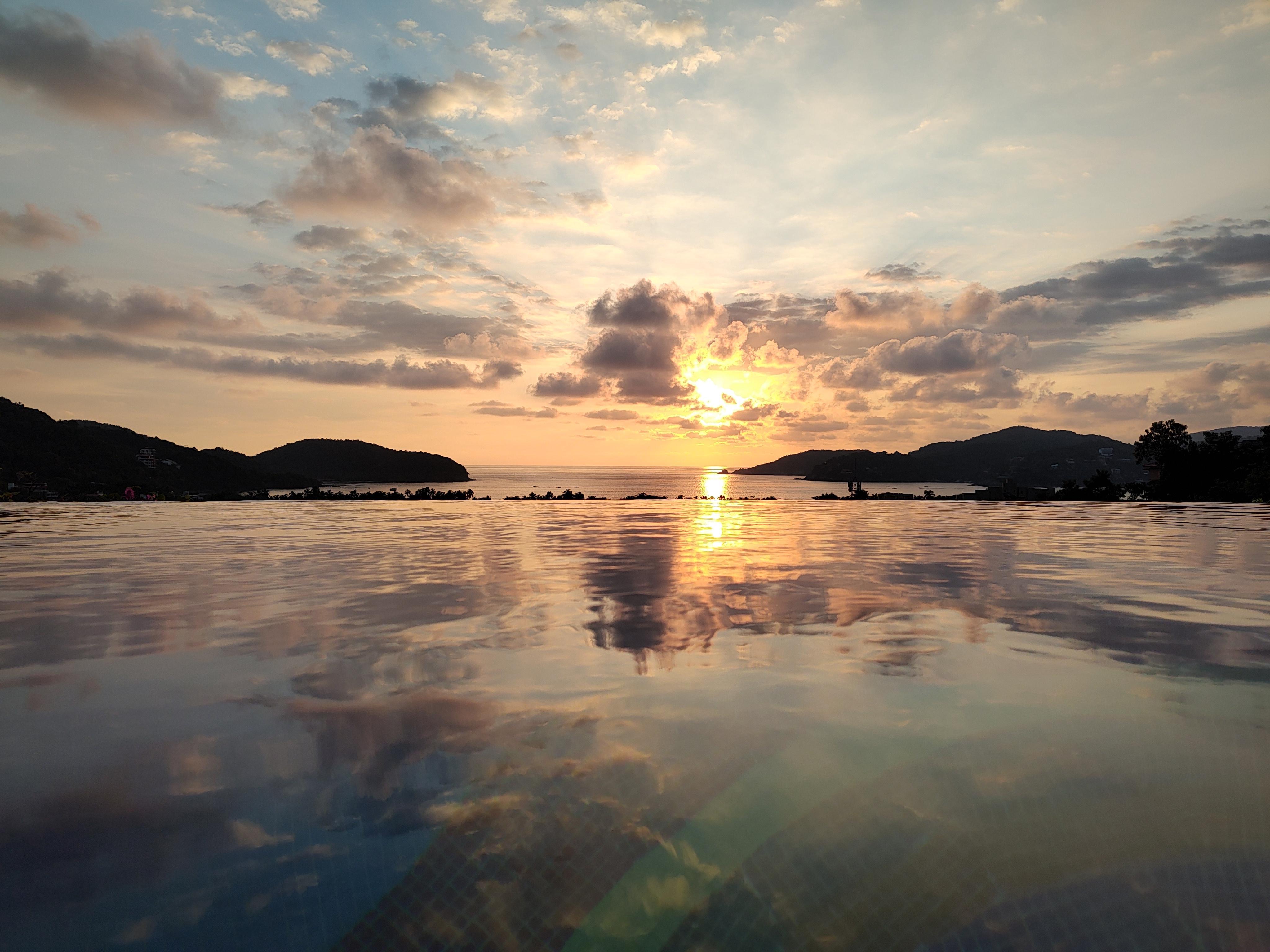 Vista del atardecer (playa la ropa) desde la alberca pequeña que está en el último piso.