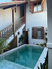 Piscina e janelas das 2 suítes