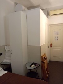 impossible d'ouvrir la porte du meuble de rangement en entier le lit de camp gênait