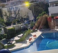 Añado fotos de como estan todos los cristales por la piscina, y junto a esos cristales rajados tienes que acostarte tu en las camas balinesas.