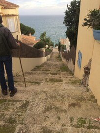 Trappa från lägenhet till hav