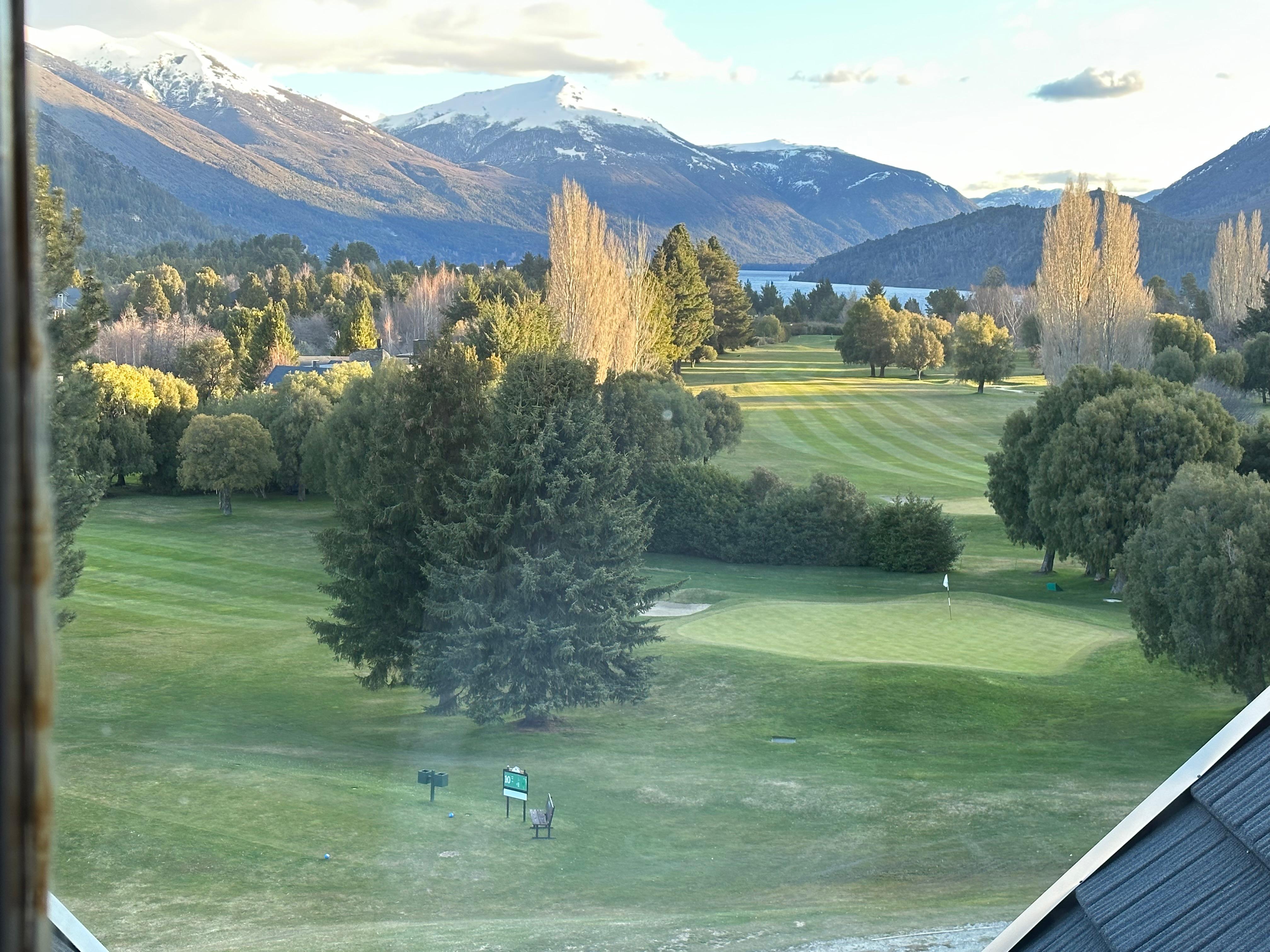 Vista al lago Gutierrez y a las cumbres nevadas desde la habitación 