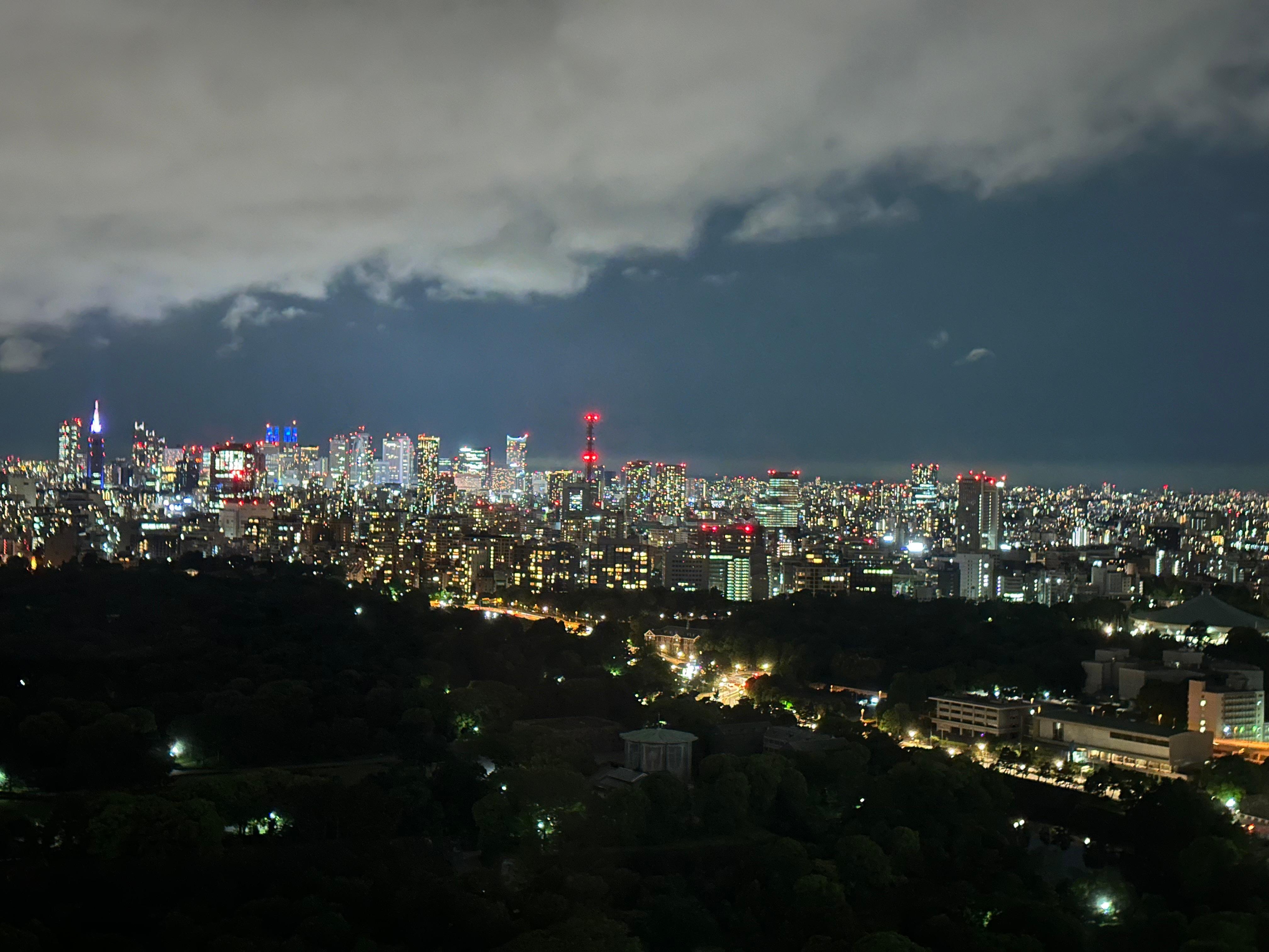 Vista nocturna de la suite 2909