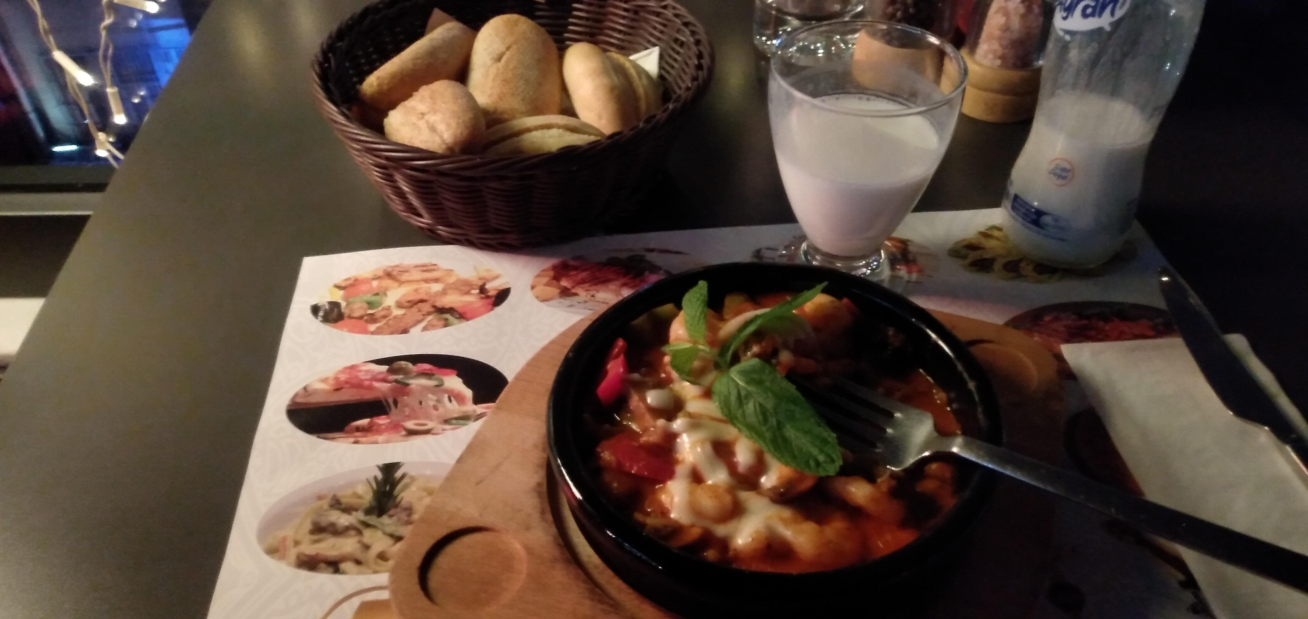 レストランでの夕食