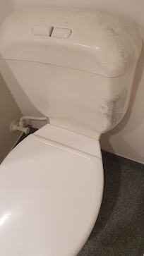 Wc vétuste chasse d'eau qui reste bloquée