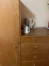 Skab og kommode har set bedre dage