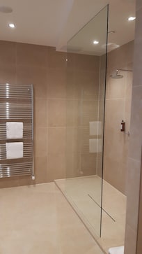 Die grosszügige Dusche