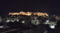 beleuchtetes Fort bei Nacht