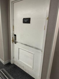 Puerta deteriorada
