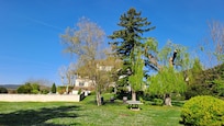 derrière l'hôtel