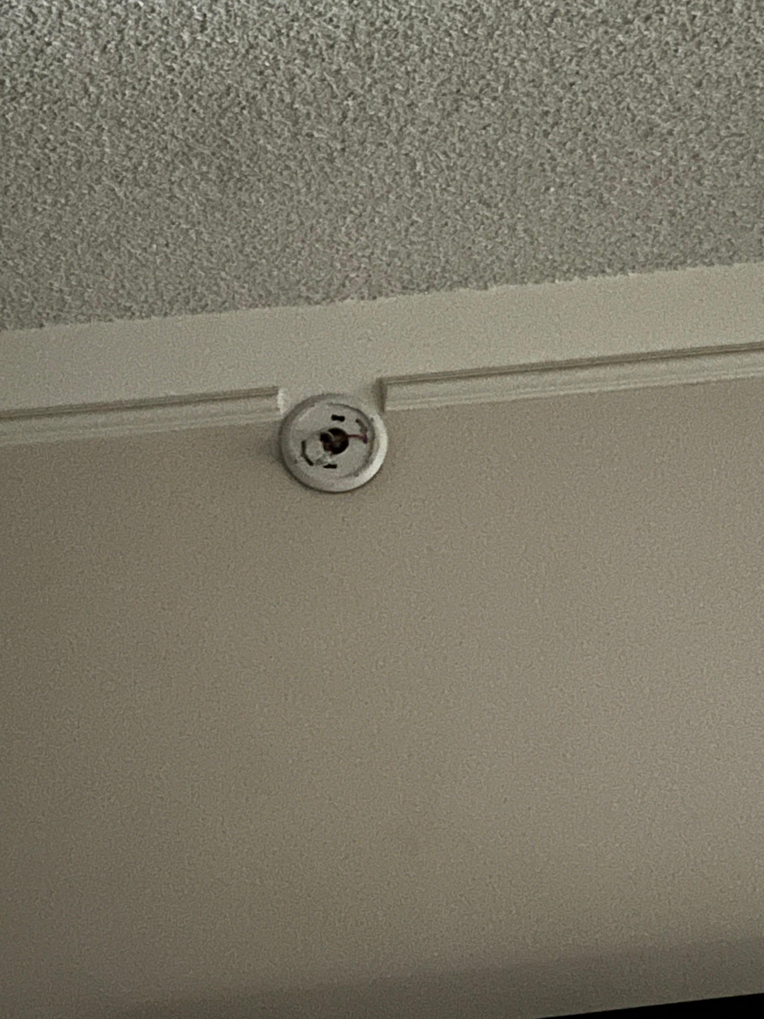 No smoke detector in room. Violates NV state law.