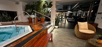 La zone de spa et la piscine