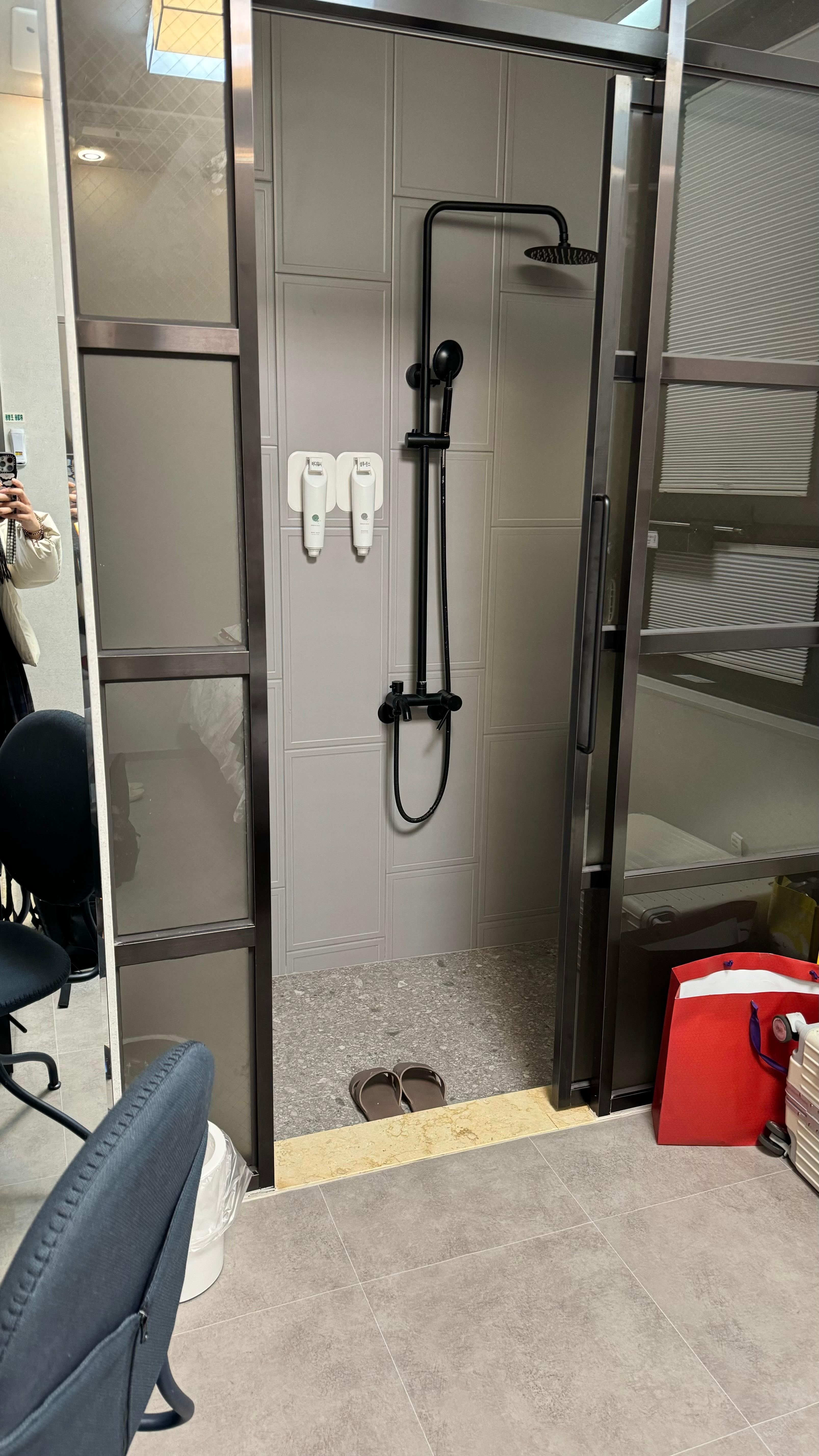 浴室的寬度很狹窄，右邊是洗手台左邊是馬桶，直接對著門噴水又會漏水，我不知道要對著哪邊洗澡才對。