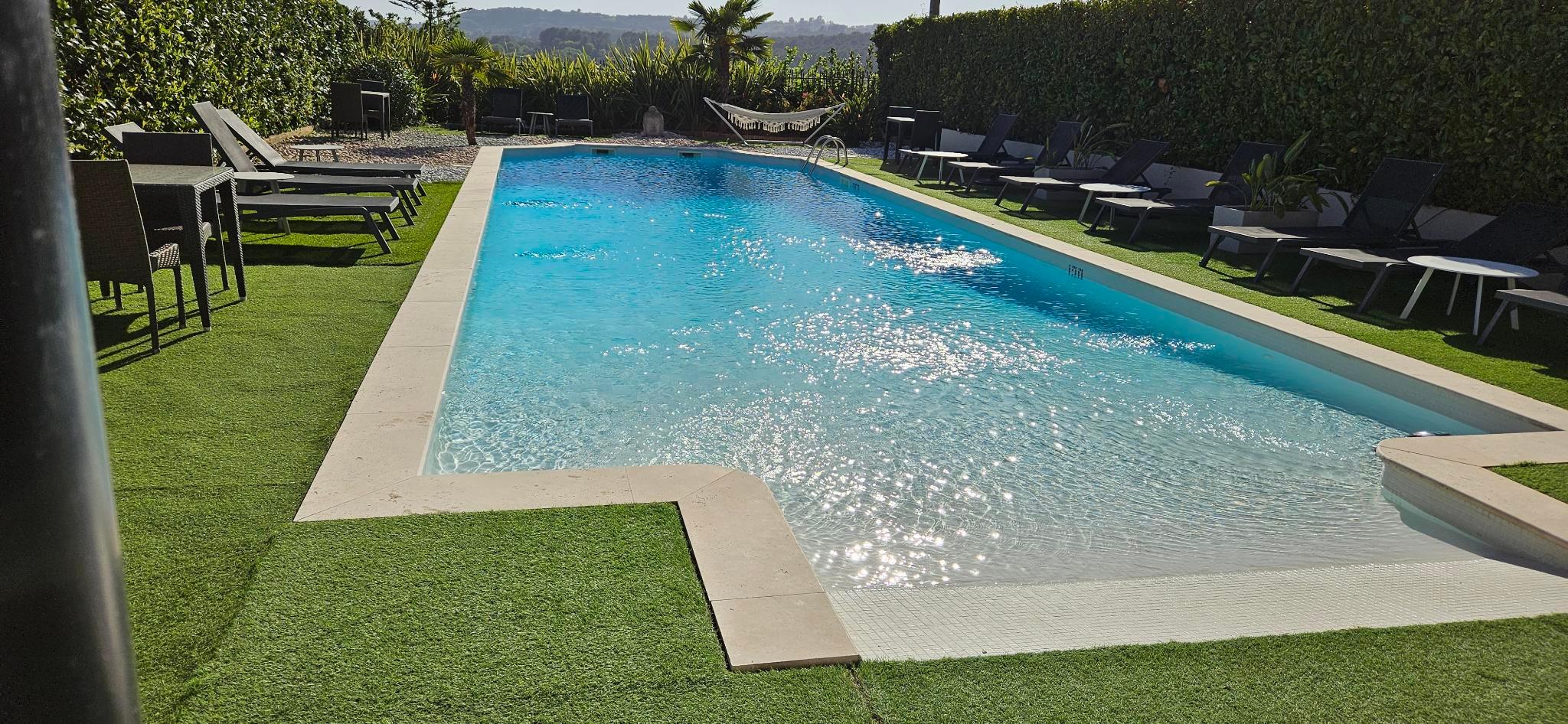 la piscine et ses chaises longues