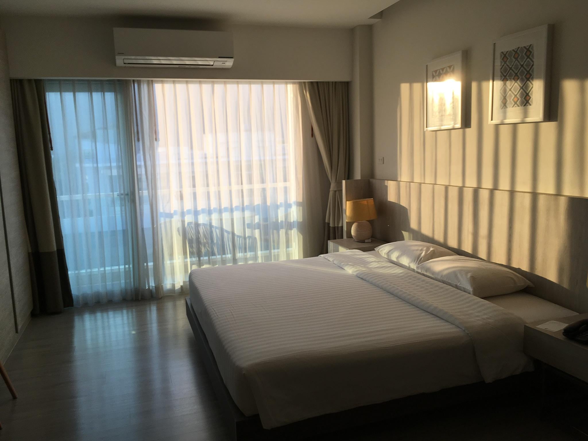 壁一面の窓からは太陽が燦々と差し込み明るさ一杯です。
遮光カーテンで暑さ対策もしっかりできています。