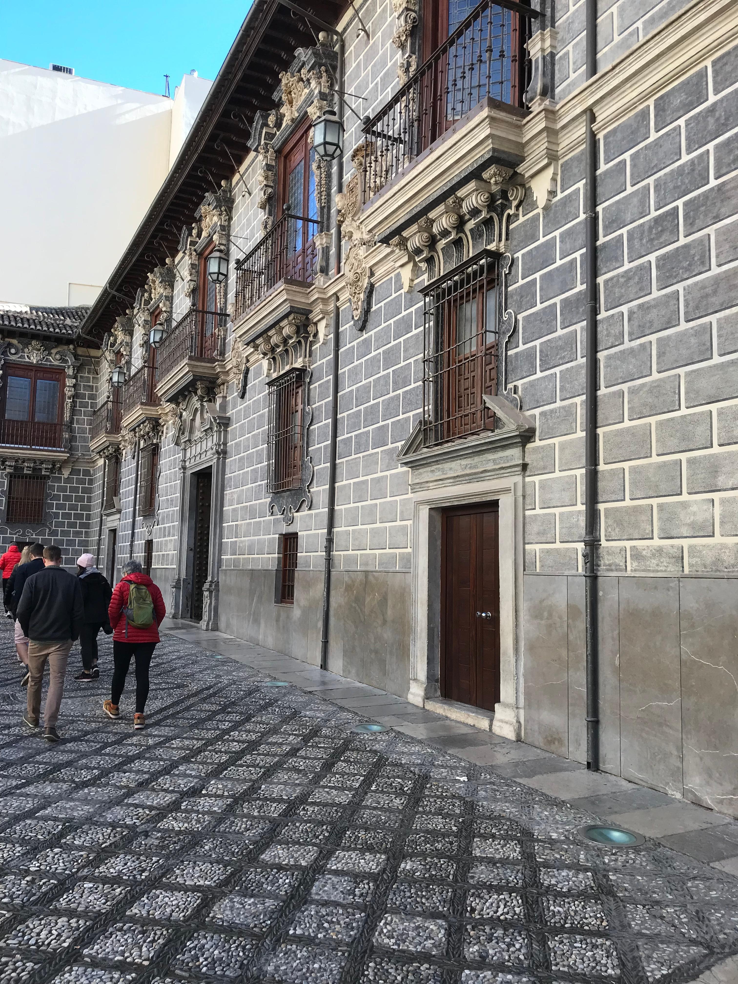 Eldgamle vakre bygninger fem minutter fra hotellet !