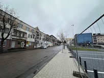 Não há mais uma praça em frente, como nas fotos do anúncio, há um terminal de ônibus.