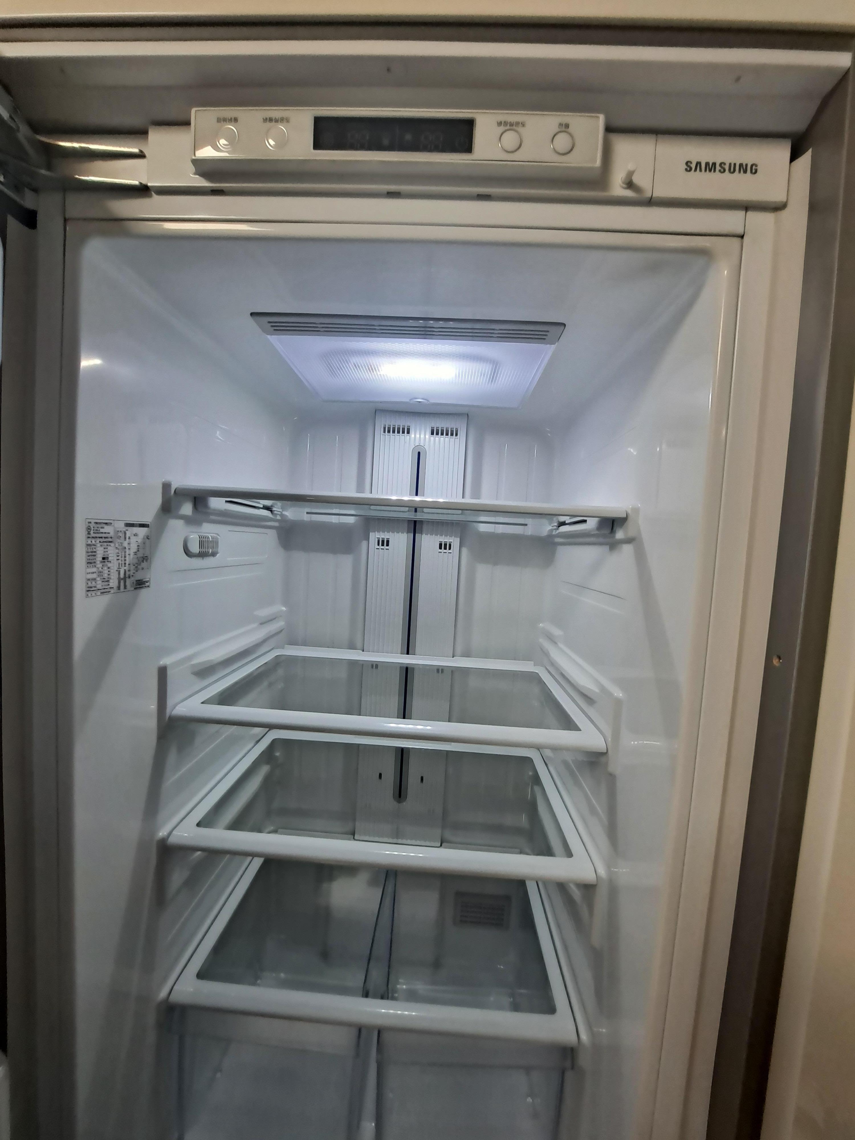전원이 나간 냉장고..
불만 들어오고, 냉기없습니다.
오래된 냉장고 냄새 뿐! 이건 최악이다.
