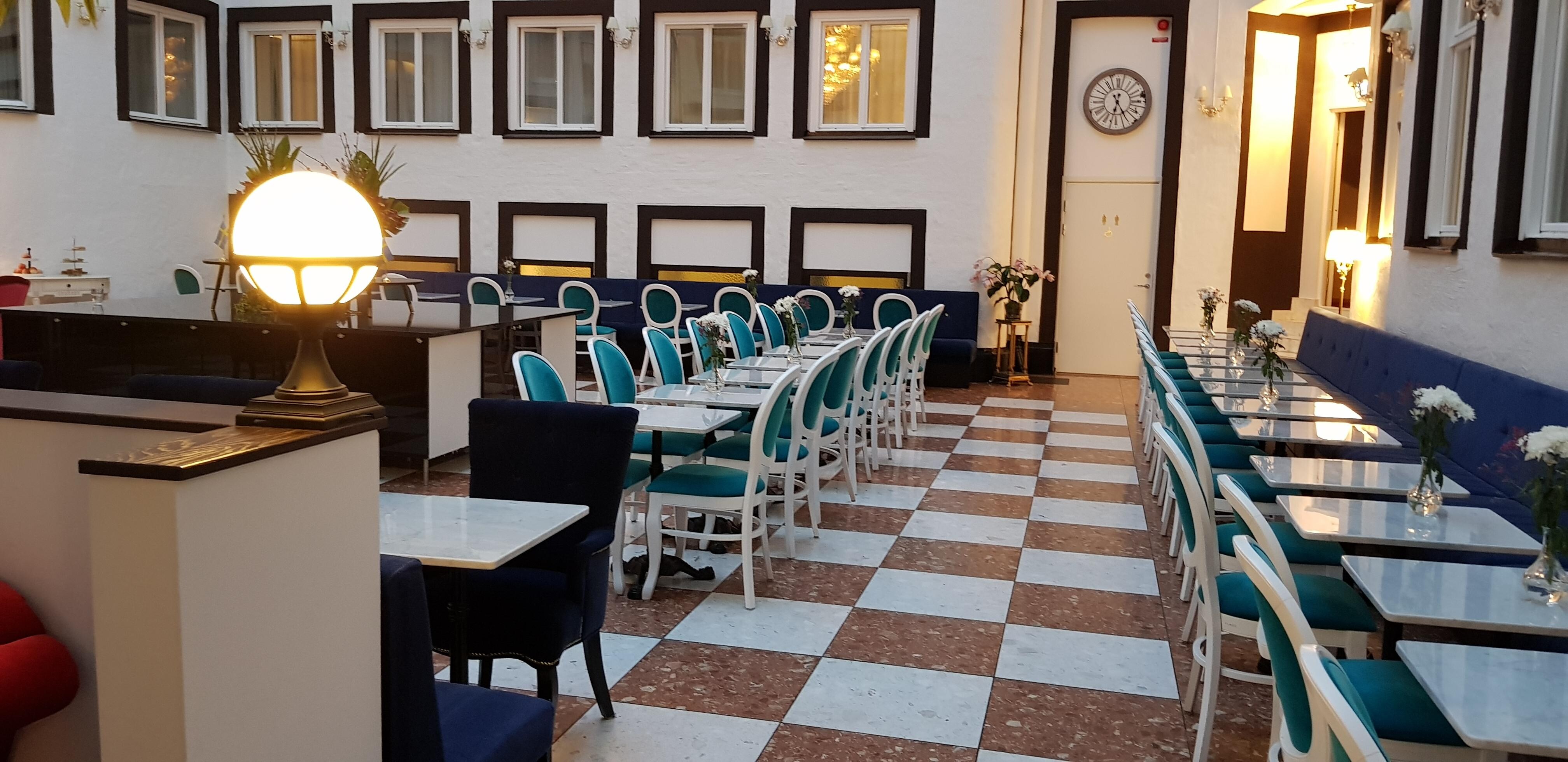 Le hall réception et petit petit-déjeuner 