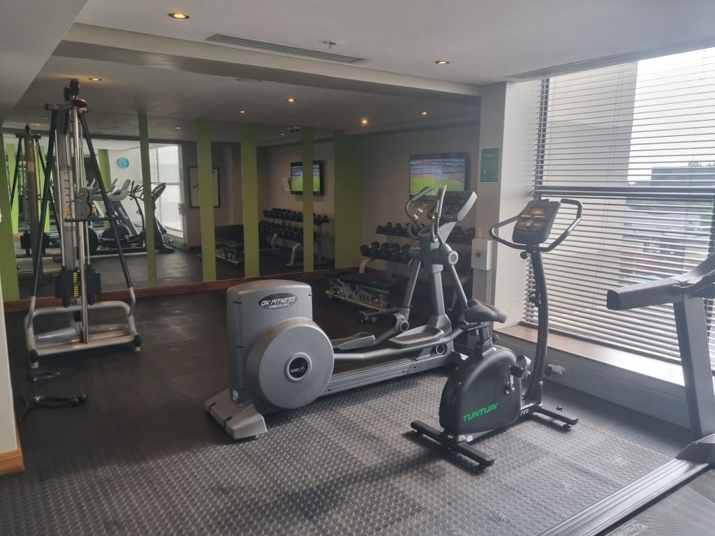 Gym muy básico. Solo 4 equipos de cardio y unas pesas