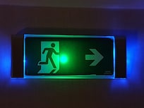 Leuchtendes Schild im Zimmer