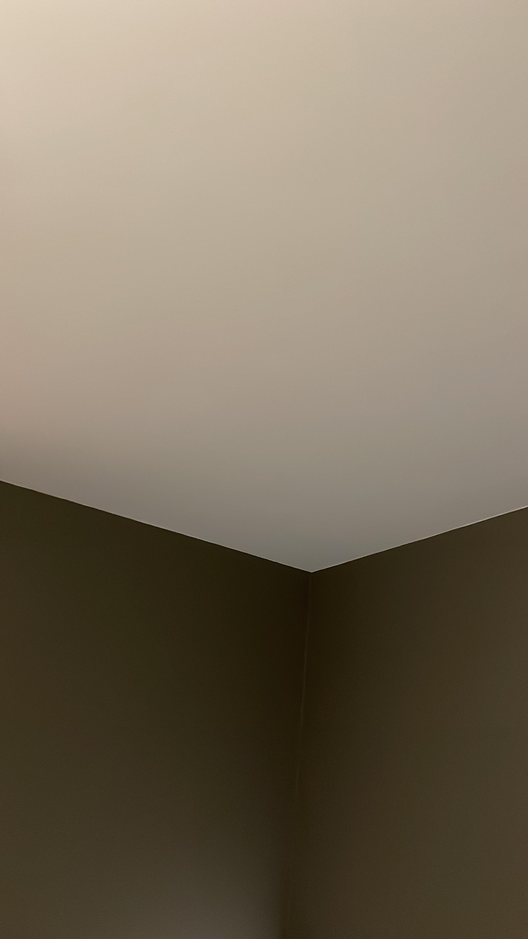 O teto não tem luz, quarto iluminado apenas por andarelas, atrapallha para quem precisar trabalhar ou estudar a noite