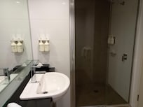 La salle de bain. Les toilettes sont hors du champ de la photo