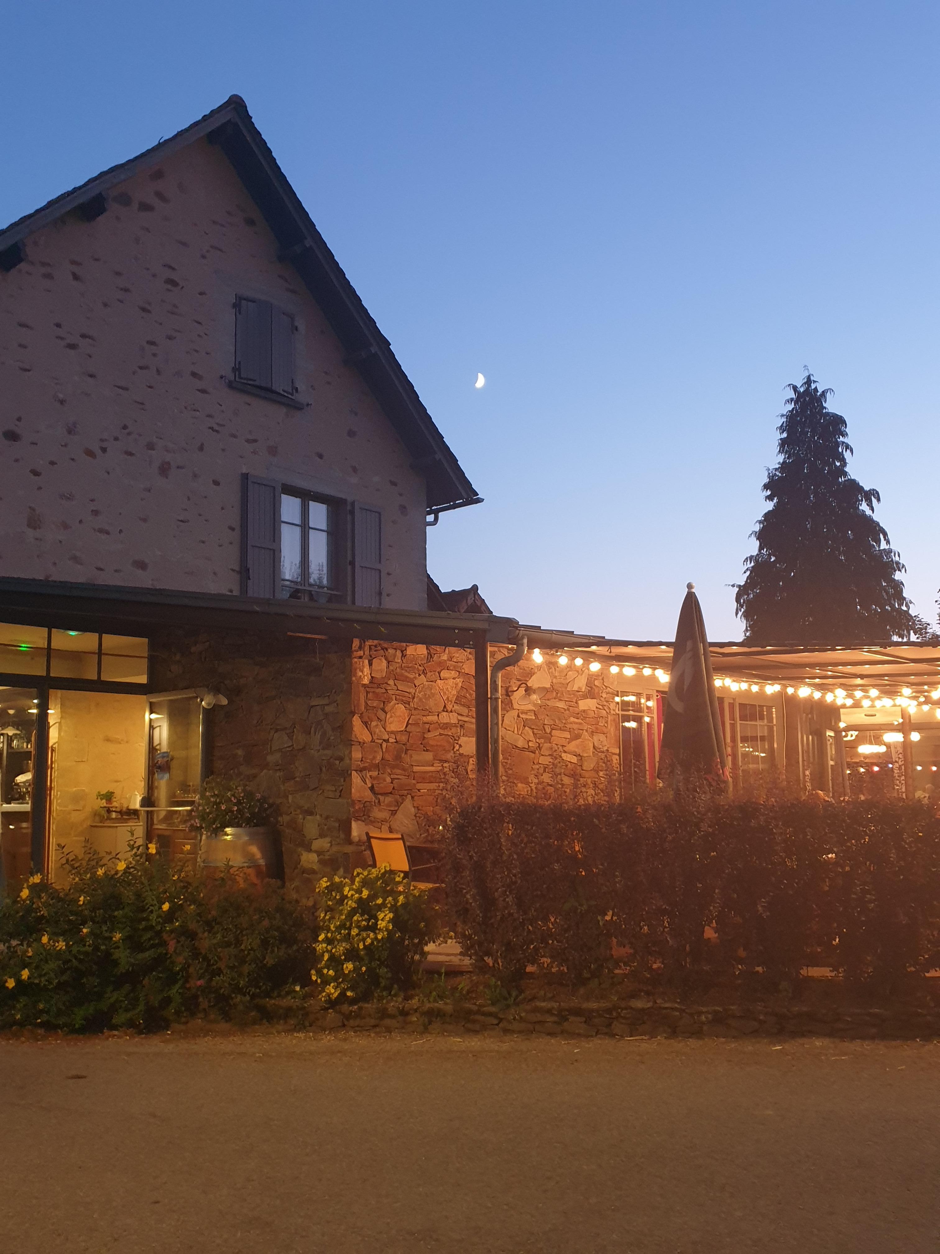 L'auberge à la tombée de la nuit.