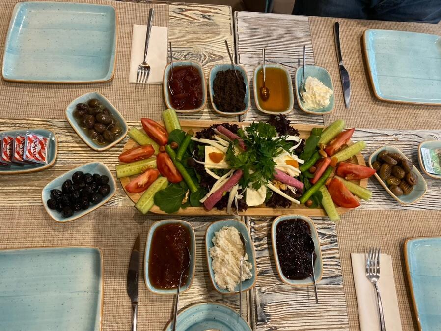 Turkish Breakfast ! 포장된 거 말고 다 수제로 만든 잼이랑 스프레드래요ㅠㅠ 저거 말고 빵이랑 다른 과일들도 푸짐하게 내어줬습니다ㅠㅠㅠ 