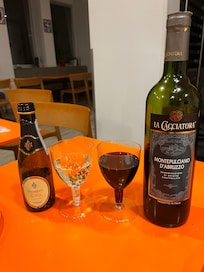No aconchego do refeitório um vinho à noite.