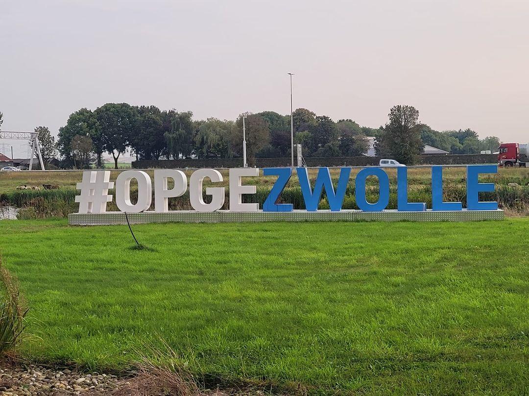 Zwolle hat sein eigenes Motto, diese Werbung steht vor dem Hotel, auf der Seite, die zur Autobahn zeigt.