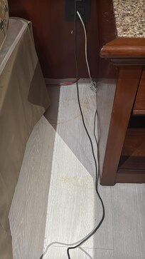 El
Piso mojoso y manchado justo abajo del aire